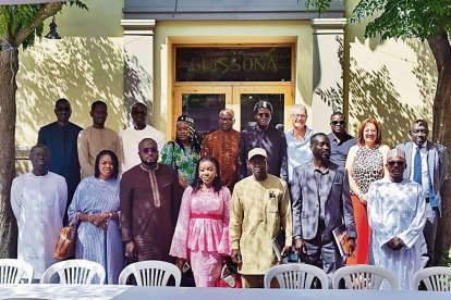 Representants de la comunitat senegalesa amb l’alcalde.; Array