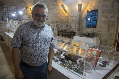 El col·leccionista F. Xavier Motlló, al costat de diverses ulleres de motorista. - LAIA PEDRÓS