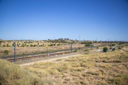 Les vies del tren al costat de Torre Salses, on el POUM preveu una estació. - GERARD HOYAS