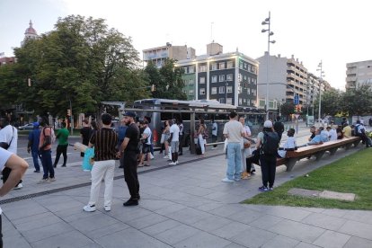 Usuaris de Rodalies, esperant ahir el bus alternatiu a Lleida. - J. M.
