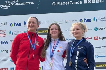 Anna Simona (centre), al podi amb la medalla d’or europea.