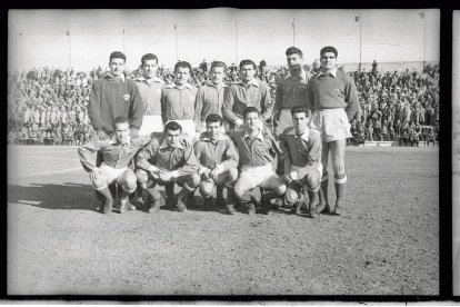 Fèlix Larrosa, Carmelo Mòdol, Esquerda, Gonzalvo III, Jarque, Gensana y Gascón. Agachados, Basora, Ribelles, Guillamón, Moreno y Arocena. El Lérida acabó salvando la categoría.