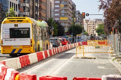 <b>Obres a Balmes- </b>Des de la setmana passada l’avinguda Balmes només té dos carrils de circulació oberts, un per sentit, ja que els altres, els que van en direcció a Ricard Viñes, estan tancats per obres per la renovació de la xarxa d’aigües. La previsió és que segueixin així fins a final de mes. - GERARD HOYAS