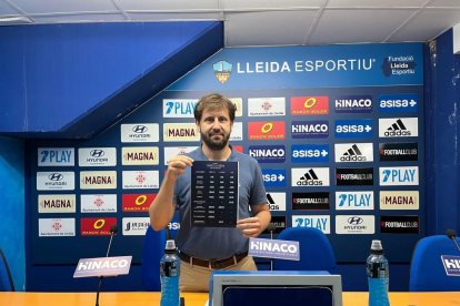 Marc Torres, amb la taula de preus de la nova campanya, amb el lema ‘Som el Lleida. Més vius que mai’. - M. P. P.