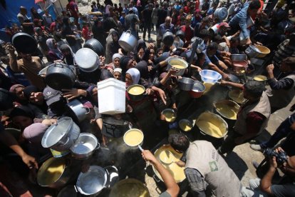 Palestins esperen rebre aliments d’un menjador benèfic a la ciutat de Gaza. - EUROPA PRESS / CONTACTE / OMAR ASHTAWY