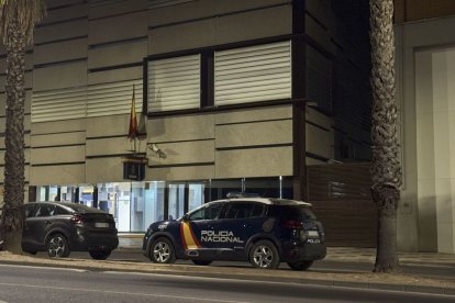 Dotacions policials davant la comissaria de Don Benito (Badajoz). - EFE/SAMUEL SÁNCHEZ