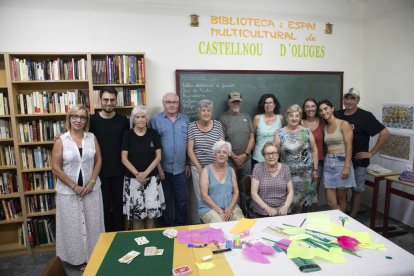 Els veïns de Castellnou d’Oluges dimarts, preparant els fanalets per al ball de festa major. - C.MARSIÑACH