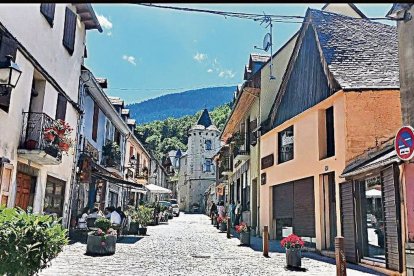 Imatge d’un des carrèrs a on se concèntren quaqui bars e pubs en centre de Vielha. - SEGRE
