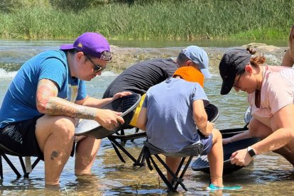 Una família a la vora del Segre a Balaguer immersa en la recerca d’or. - C.I.O.B.