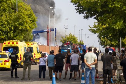 Diverses persones contemplen les tasques d’extinció ahir a la tarda. - GERARD HOYAS