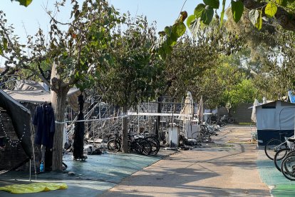Parcel·les cremades al càmping Vendrell Platja, on hi ha hagut dos incendis sense víctimes i que han obligat a desallotjar el recinte.