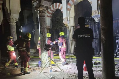 L’interior de la mesquita després del foc. - EFE / POLICIA NACIONAL