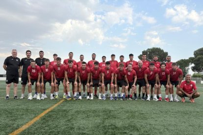 La plantilla i el cos tècnic de l’Alpicat que ahir va arrancar la pretemporada a les ordres d’Ivan Lara.