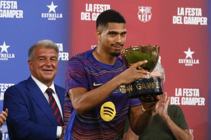 Laporta, darrere d’Araujo en l’entrega de trofeus del Gamper. - EFE