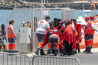 Imatge del rescat de migrants arribats a Lanzarote fa unes setmanes. - EFE/ADRIEL PEDROMO