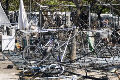 Vehicles i parcel·les afectades per l’incendi al càmping Vendrell Platja. - EUROPA PRESS/NONO RICO