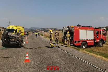 Vista del cotxe bolcat ahir a la C-26 a Foradada. - BOMBERS DE LA GENERALITAT