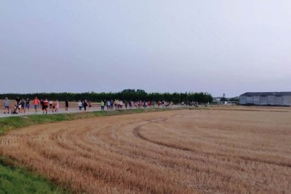 Els participants, dirigint-se a la Masia l’Estrella. - A.EL POAL