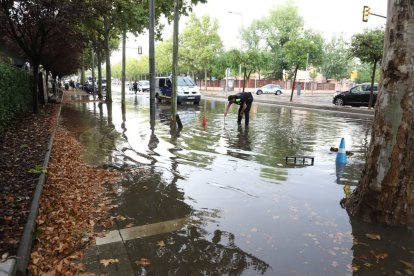 I a la tarda, tempestes- La pluja va causar diverses afectacions a punts de Lleida ciutat, com inundacions a Rovira Roure i fins i tot la caiguda d’un llamp (vegeu la pàgina 33). Els Bombers van rebre una vintena d’avisos entre les sis i les vuit de la tarda a la comarca del Segrià. - MAGDALENA ALTISENT