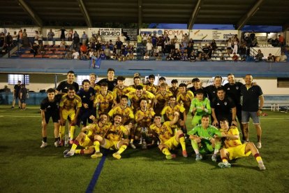 L’equip de Jordi Cortés, que tornava a Mollerussa, amb la copa de guanyadors del trofeu. - JOAN GÓMEZ