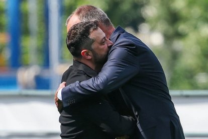 Friedrich Merz abraça el seu homòleg ucraïnès, Volodímir Zelenski, a Alemanya. - EFE