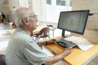 Un usuari utilitzant ahir el nou sistema per visualitzar millor els textos. - PAU PASCUAL