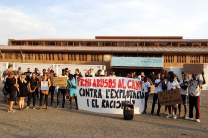 Un centenar de persones s'han concentrat aquest dijous al vespre a Lleida per denunciar la mort de Gheorghe Vranciu, el temporer de 61 anys que va morir dilluns en plena onada de calor mentre collia fruita a Torres de Segre, al Segrià. La protesta l'han convocat una quinzena d'entitats socials de Lleida, encapçalades per Fruita amb Justícia Social, sota el lema 'Prou abusos al camp'. Els convocants han insistit a qualificar aquest cas "d'assassinat" i han denunciat que és el resultat d'un model que "anteposa els beneficis a la vida de les persones". Per la seva banda, familiars de la víctima han exigit que es faci "justícia" i que els responsables de la seva mort "ho paguin". "No pots deixar morir un home sol sota un arbre", han denunciat.

La concentració s'ha fet al davant del pavelló 3 de la Fira de Lleida, que durant l'estiu funciona com a punt d'acollida als temporers i ofereix un llit i menjar a persones que venen a treballar a la campanya de la fruita. Durant la protesta, els assistents han mostrat pancartes reclamant justícia per al temporer, i s'ha llegit un manifest.

Mamadou, militant del Moviment Socialista de Catalunya, ha denunciat "les condicions precàries que viuen any rere any les persones temporeres que són explotades sense miraments per propietaris que només busquen el seu benefici". "Aquests proletaris, la majoria migrats, es troben en una situació de desprotecció legislativa i social, i l'empresari se n'aprofita", ha afegit.

Per la seva banda, Llibert Rexach, membre de la Plataforma amb Justícia Social, ha explicat que volen qüestionar un sistema que "precaritza la vida" i ha dit que exigeixen un canvi de model agrari i més control per part de l'Estat. "Apostem per un model que no serveixi per fer negoci. La fruita no pot ser un bé especulatiu. Cal que pagesia i temporers tinguin vides dignes", ha assenyalat.

La família exigeix que es faci justícia

Andreja, la nora de Vranciu, ha manifestat el desig que "es faci justícia" perquè "ningú no hagi de patir com ho va fer ell". Segons la família, l'encarregada d'en Gheorge no el va atendre quan dilluns al migdia va manifestar que es trobava malament i li va dir que se n'anés a descansar sota un arbre. L'home va morir al cap d'un parell d'hores en una finca de Torres de Segre pròxima a Alcarràs.

En concret, l'home treballava en una finca d'Agroalimentària El Pla i havia estat contractat per l'ETT Empleo Express. Segons l'informe preliminar de l'autòpsia, va morir a causa d'una insuficiència respiratòria aguda en un context d'estrès per la calor cap a dos quarts de cinc de la tarda. A aquella hora la temperatura a la zona superava els 40 graus.