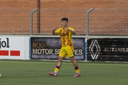 Jorge Revert celebra el gol que va marcar dimecres a Mollerussa. - LLEIDA CF
