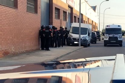 Els agents van entrar a les dos naus simultàniament. - MOSSOS D’ESQUADRA