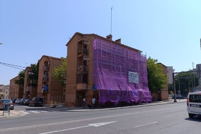 Un dels blocs del Grup Voravia de Balàfia, amb bastida i una lona a la façana. - S.ESPÍN