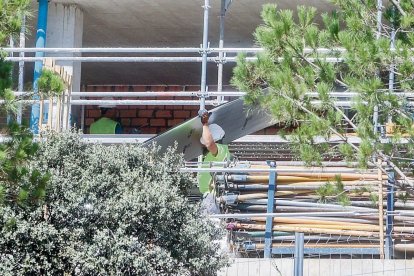 Un treballador de la construcció en plena feina en una obra d’edificació d’habitatges. - EUROPA PRESS
