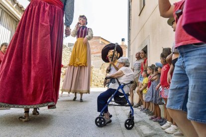La comparsa de gegants dedicant un ball a una de les veïnes de la localitat. - PAU PASCUAL PRAT