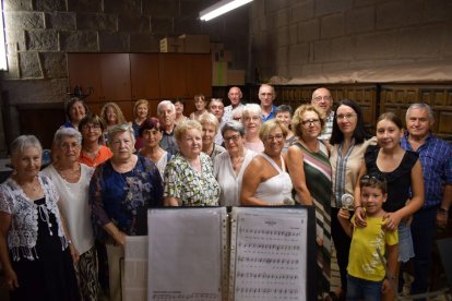 Linyola. La Coral Flor de Lli, amb sis dècades d’història, va ser la protagonista del pregó de festes així com la missa major, celebrada ahir a l’església de Santa Maria d’aquesta població del Pla d’Urgell. - A.TORREGROSSA
