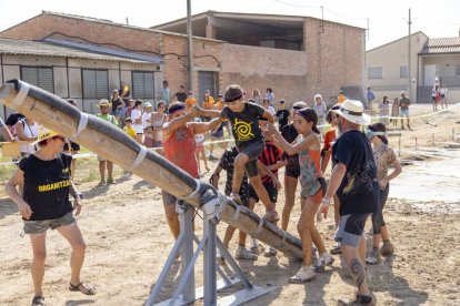 Organyà. En el marc de la festa major, el poble es va omplir d’escuma i aigua. Desenes de persones van gaudir de l’activitat. - J.TARRAGÓ