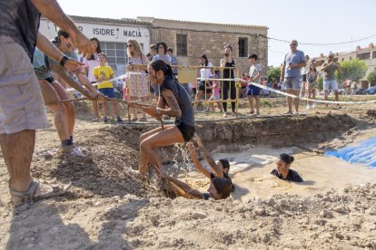 Sucs. L’elecció de les pubilles i el pregó de l’activista Marina Pifarré, van marcar l’inici de la festa major d’aquesta entitat municipal de Lleida. - EDGAR ALDANA