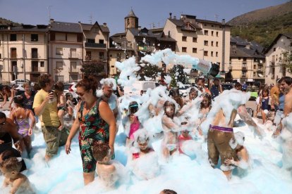 Rialp. Veïnes i veïns del municipi del Pallars Sobirà de totes les edats van gaudir de la festa de l’escuma. - JORDI ECHEVARRIA