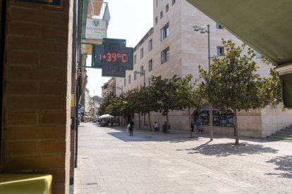 Un termòmetre, ahir en una jornada festiva a l’Eix Comercial de Lleida. - AGENTS RURALS