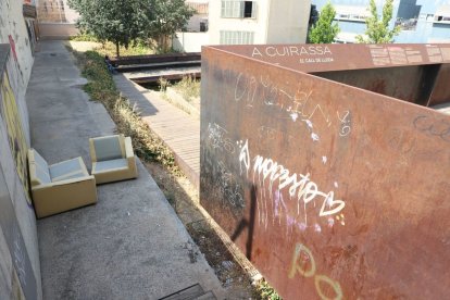 Sofà abandonat i grafitis a la part del Call més pròxima a la Costa del Jan. - MAGDALENA ALTISENT