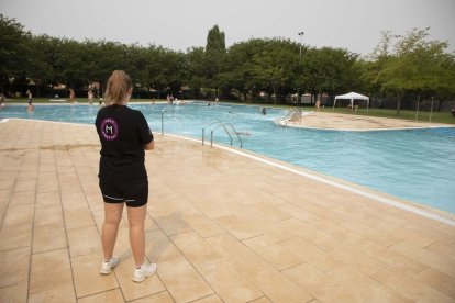 Una vigilant d’una empresa de seguretat privada, a les piscines de Tàrrega. - C. MARSIÑACH