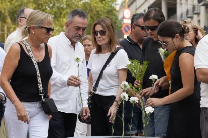 Familiars de les víctimes dipositen flors en l’homenatge pel 8è aniversari del 17A a Barcelona. - EFE/ ALEJANDRO GARCÍA