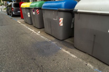 Restes de l’incendi que va tenir lloc dissabte a la nit a l’avinguda de Madrid de Lleida. - PAU PASCUAL PRAT