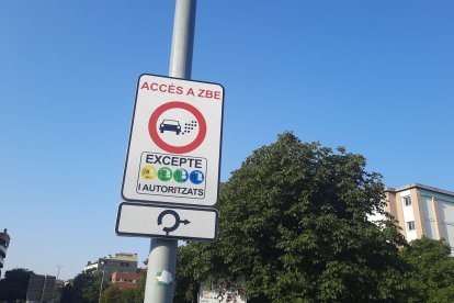 Un senyal que indica l'entrada a la Zona de Baixes Emissions de Girona.