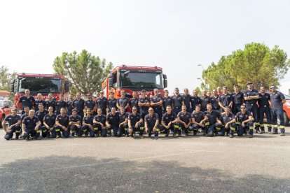 Preparatius en un dels vehicles amb què van partir ahir cap a Jarilla, a Extremadura. - PAU PASCUAL PRAT