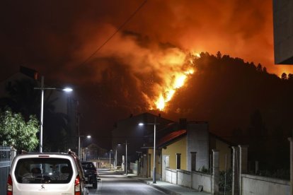 Veïns afectats per l’incendi de Carballeda de Avia (Ourense). - EFE
