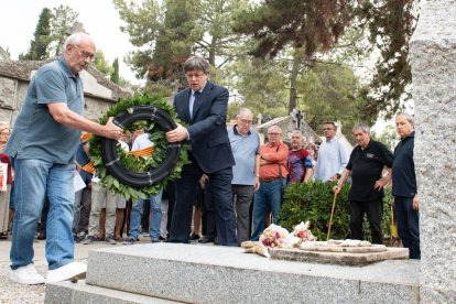 Carles Puigdemont en l’ofrena floral a Pompeu Fabra a Prada de Conflent. - EUROPA PRESS