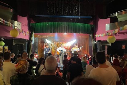 Una actuació musical a la sala de festes Guiu de la Seu. - ACN