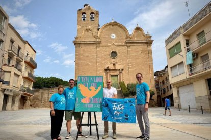 Presentació ahir del programa i el cartell de la festa major d’Alcarràs. - AJUNTAMENT D’ALCARRÀS