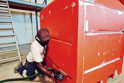 Un dels treballs per muntar els contenidors de Troballes. - S.E.