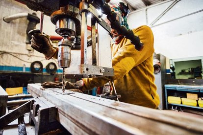 Una persona treballant al taller. - CIRE