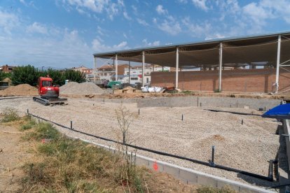 Les obres a la nova piscina de Vilanova de Segrià ja han començat i han d’estar a punt a l’octubre. - PAU PASCUAL PRAT